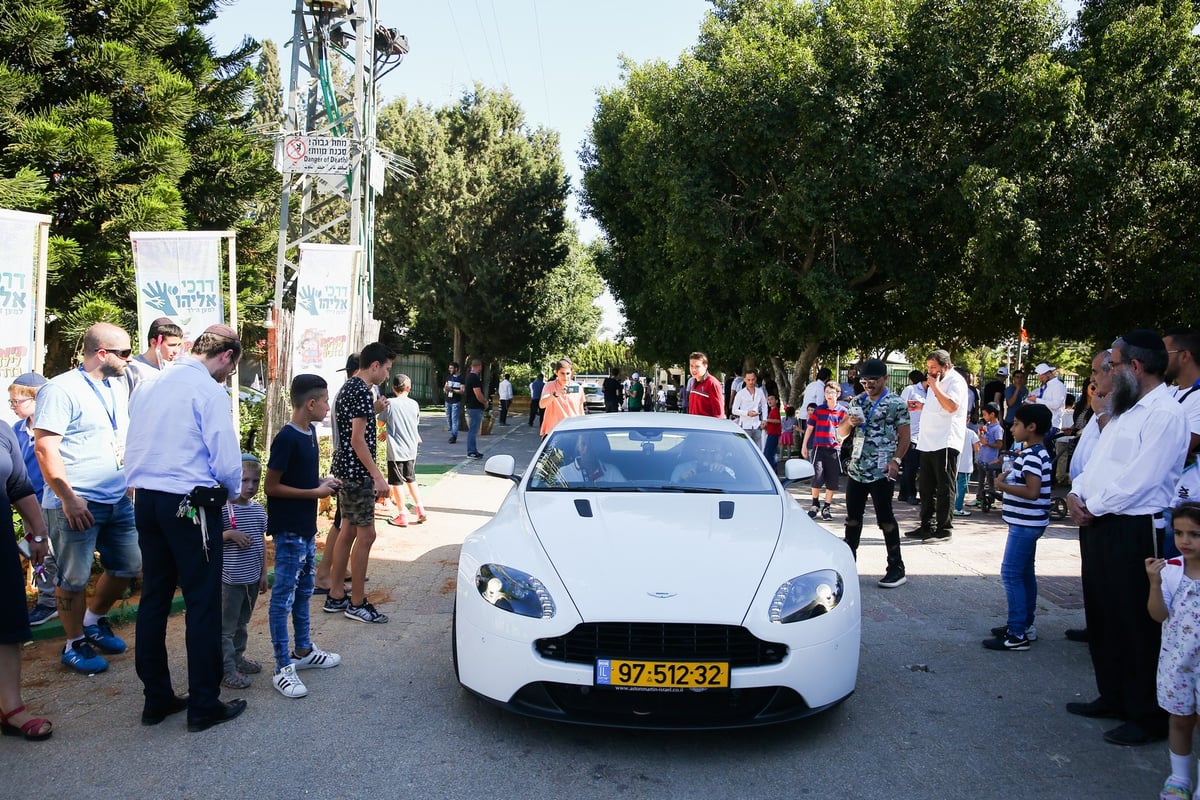 מחווה של מיליונר: תצוגת רכבי יוקרה לילדי פנימיה