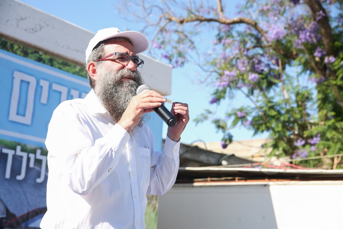 מחווה של מיליונר: תצוגת רכבי יוקרה לילדי פנימיה