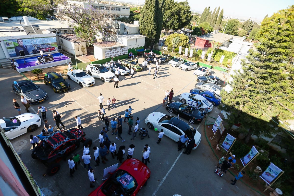 מחווה של מיליונר: תצוגת רכבי יוקרה לילדי פנימיה