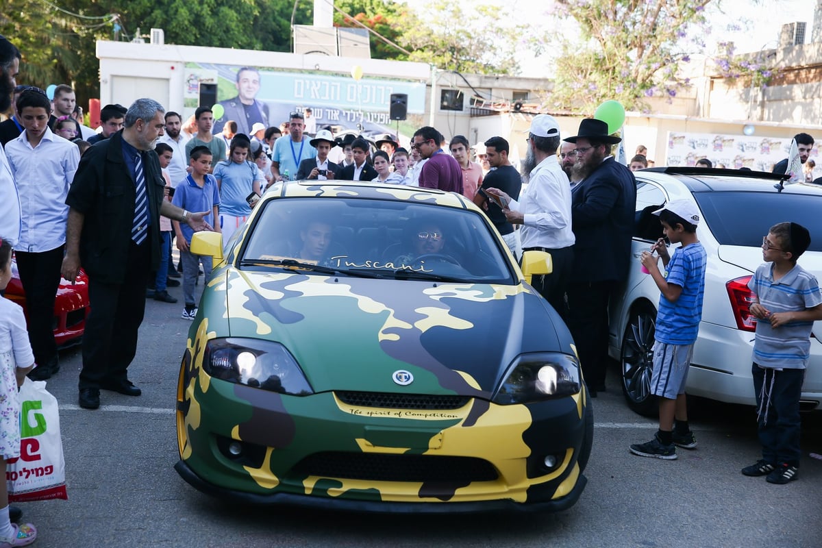 מחווה של מיליונר: תצוגת רכבי יוקרה לילדי פנימיה