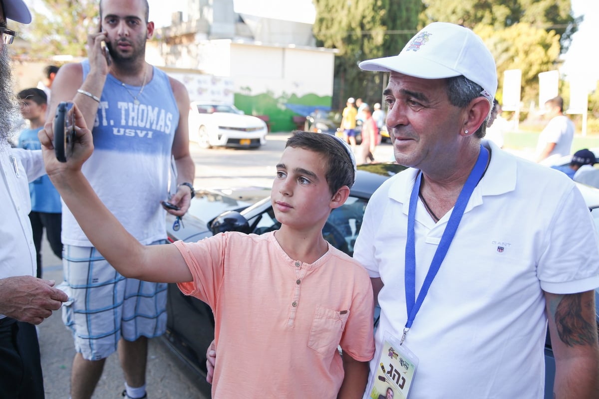 מחווה של מיליונר: תצוגת רכבי יוקרה לילדי פנימיה