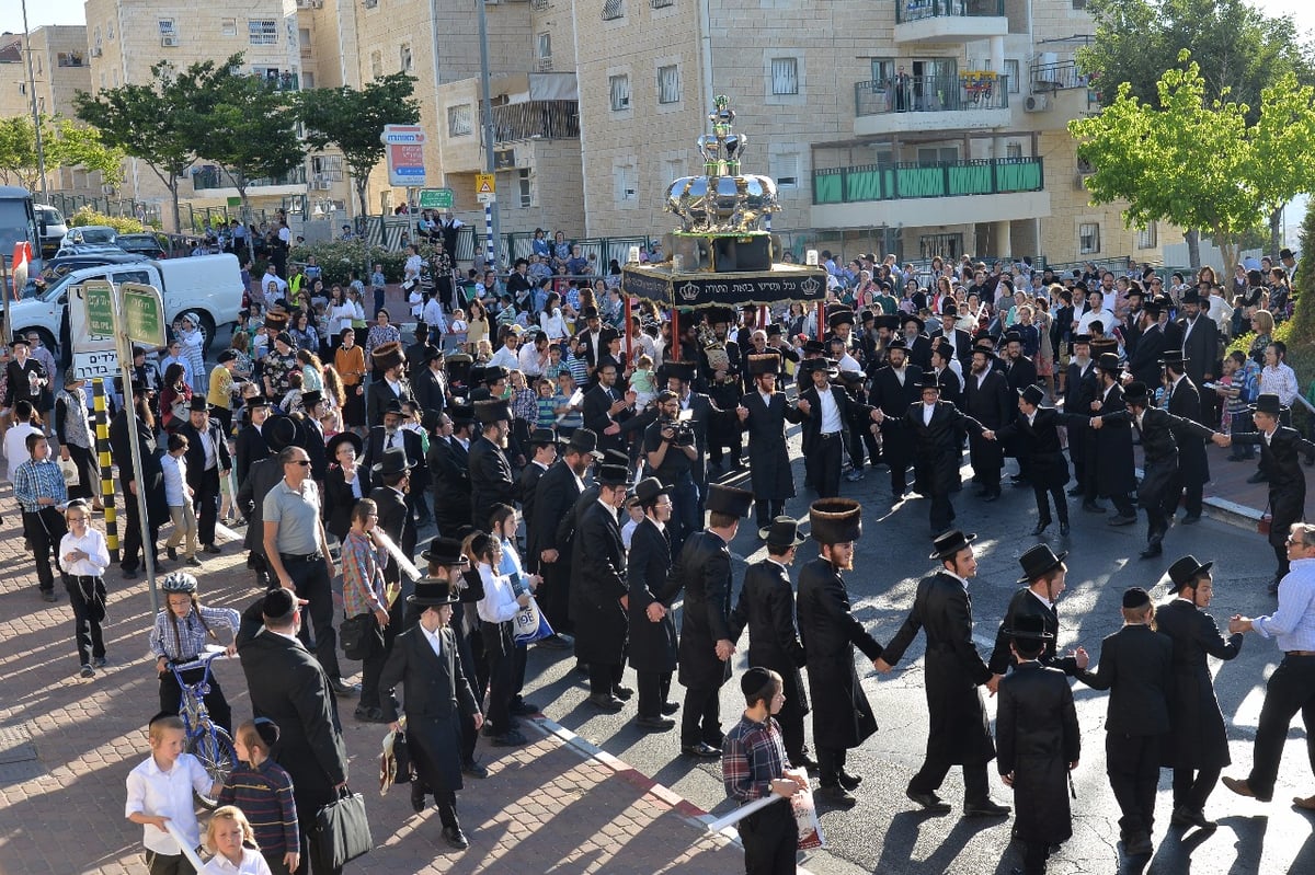 הכנסת ספר תורה במדרשה החסידית בביתר