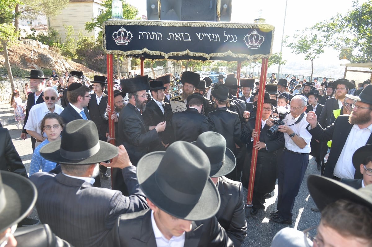 הכנסת ספר תורה במדרשה החסידית בביתר