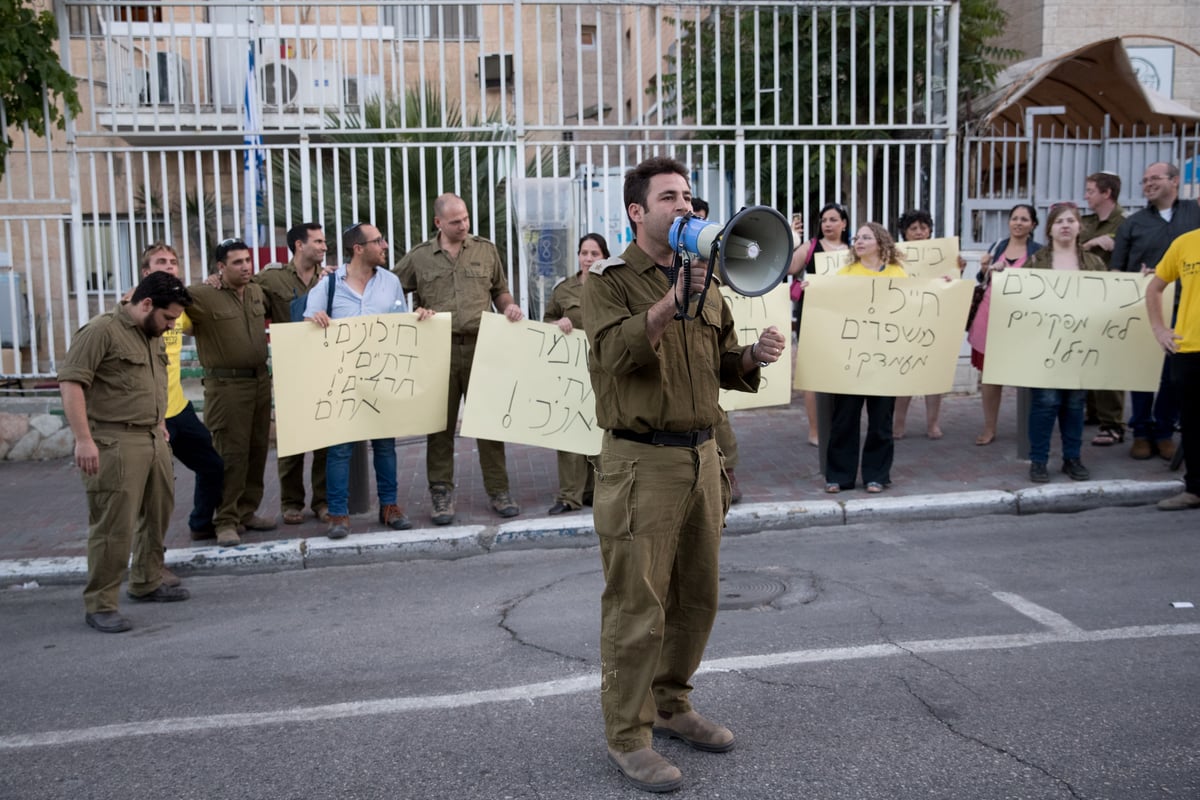 לבשו מדי צה"ל והפגינו נגד תקיפות החיילים החרדים