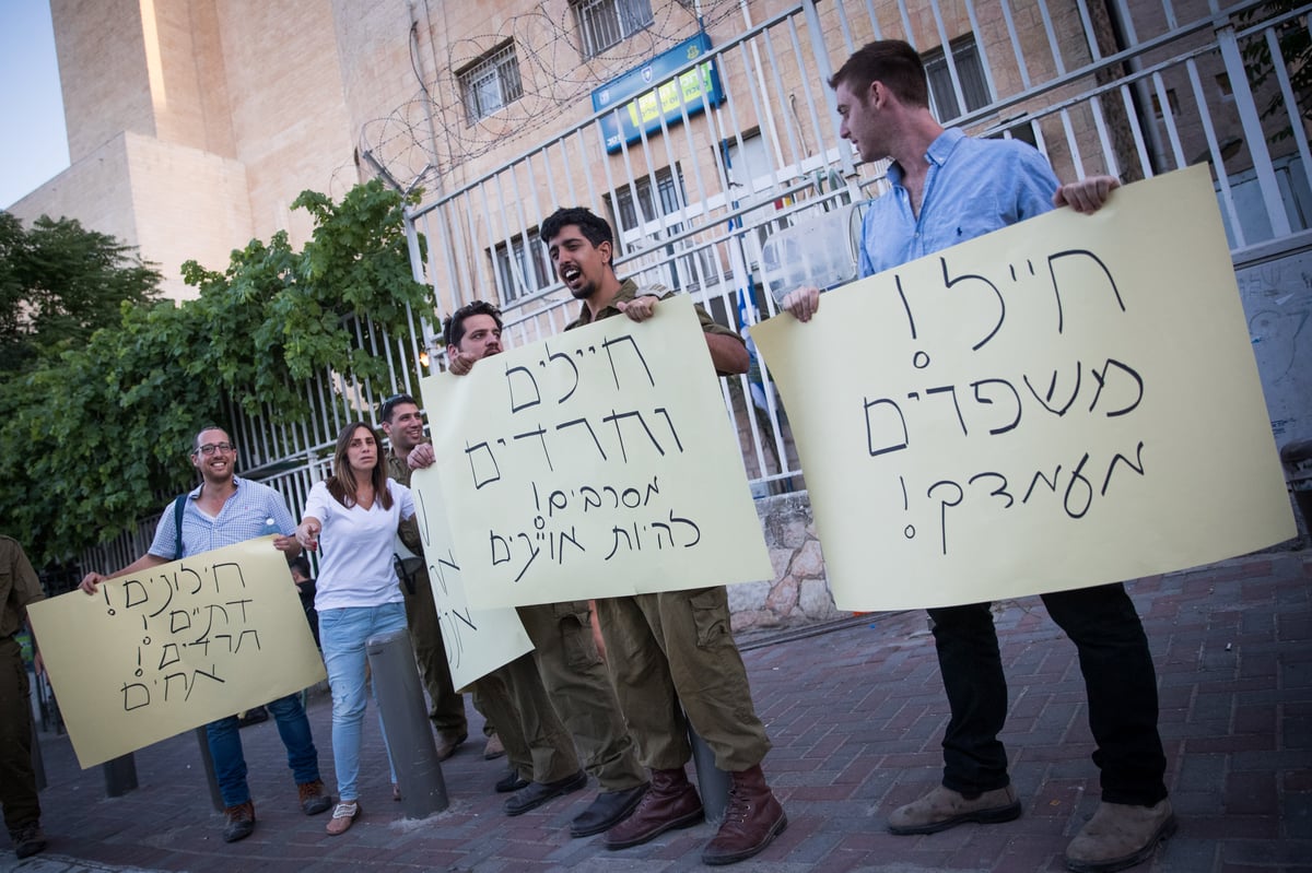 לבשו מדי צה"ל והפגינו נגד תקיפות החיילים החרדים