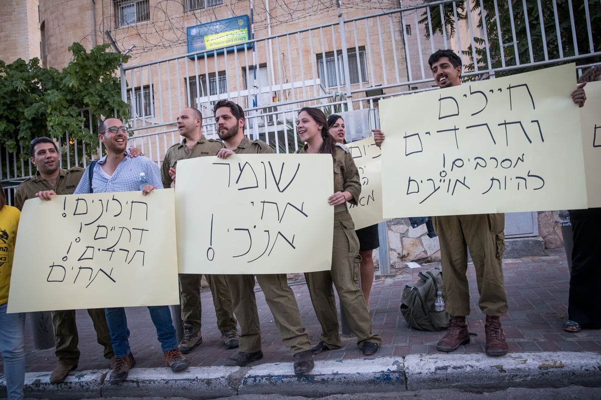 לבשו מדי צה"ל והפגינו נגד תקיפות החיילים החרדים