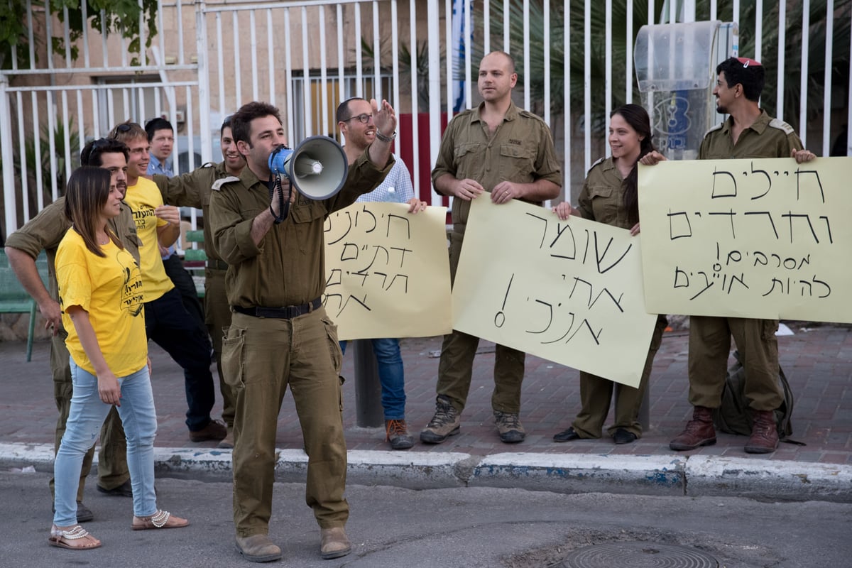 לבשו מדי צה"ל והפגינו נגד תקיפות החיילים החרדים