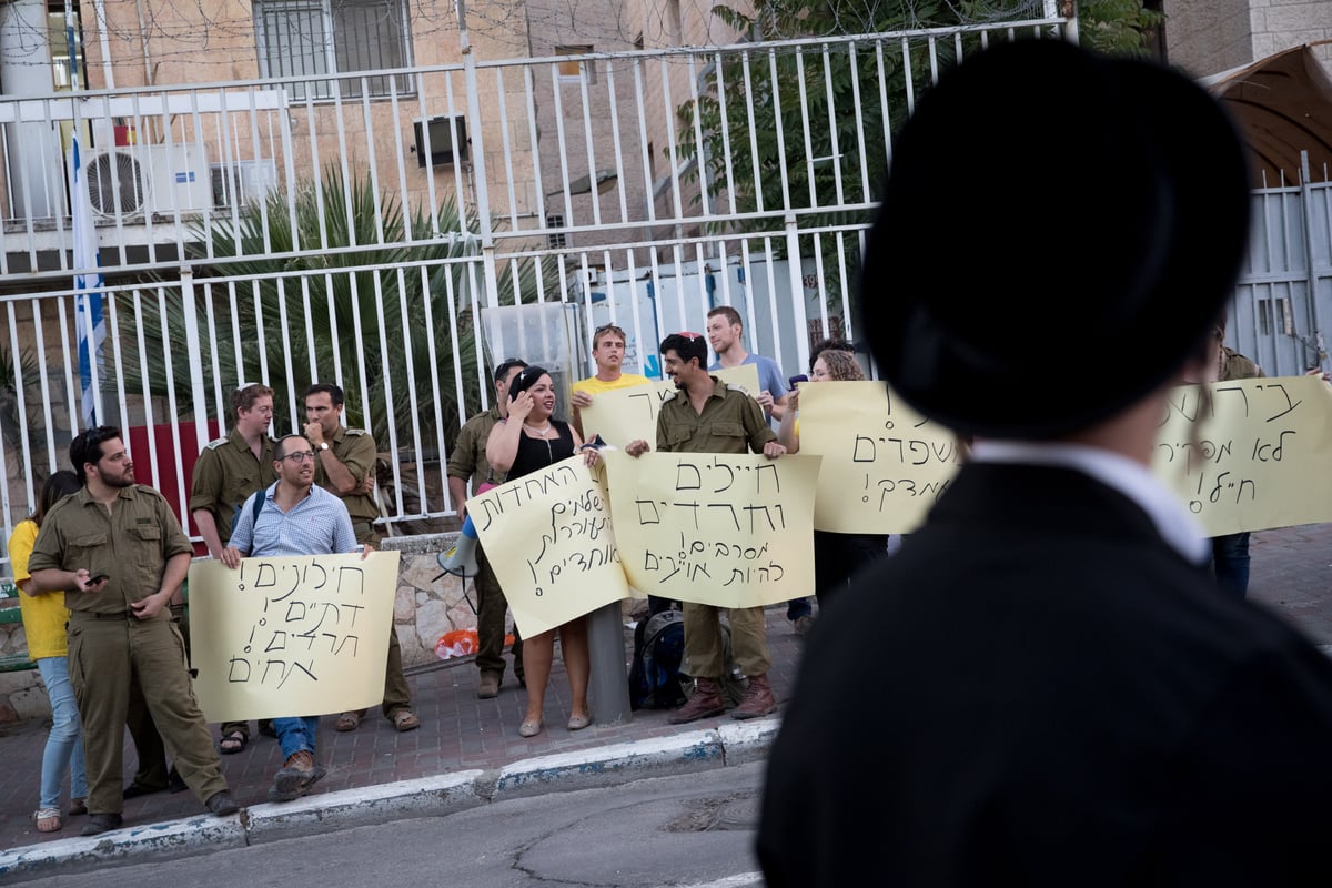 לבשו מדי צה"ל והפגינו נגד תקיפות החיילים החרדים