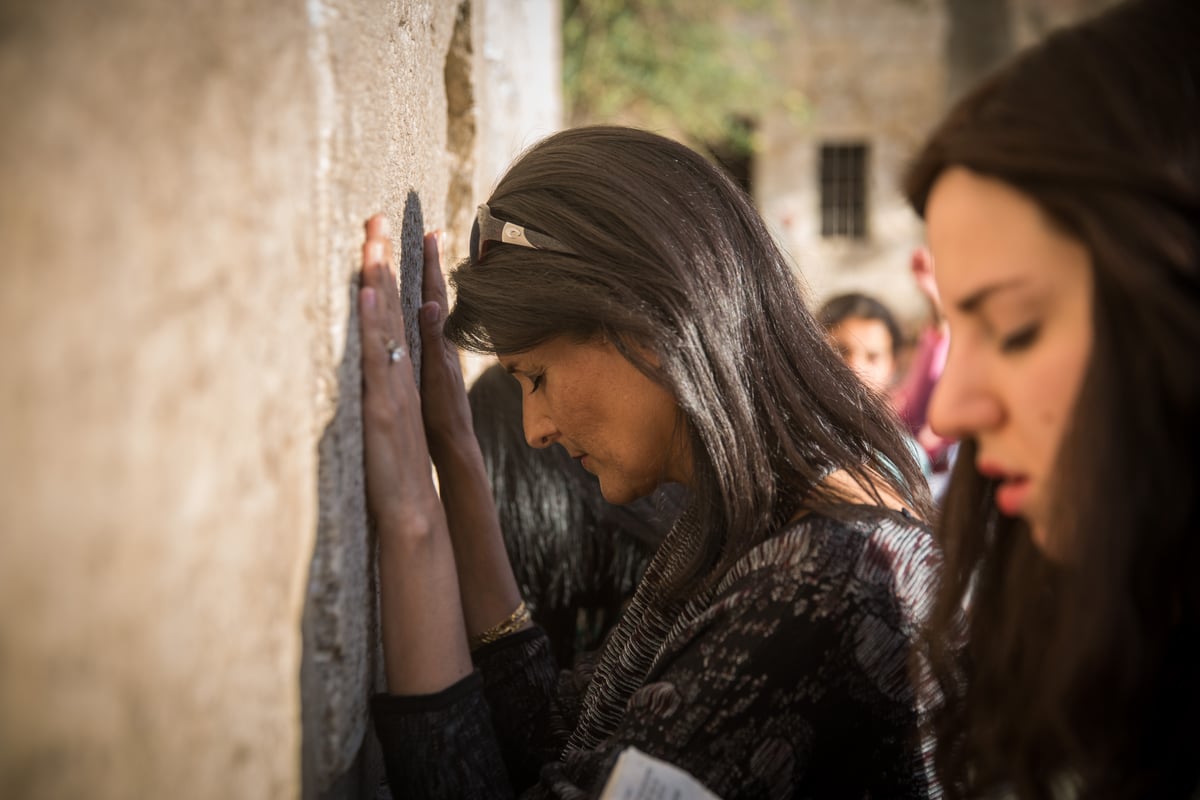 השגרירה בכותל: "רוצה להיות כאחד האדם"