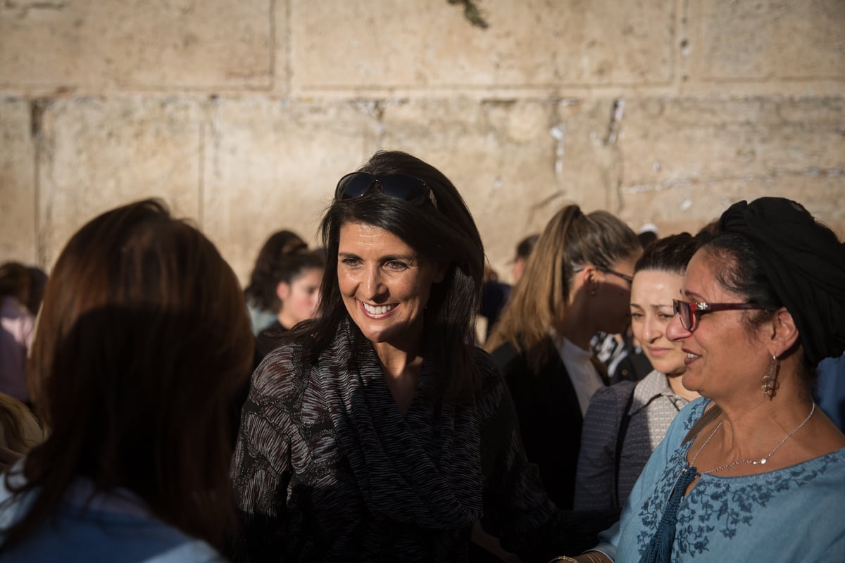 השגרירה בכותל: "רוצה להיות כאחד האדם"