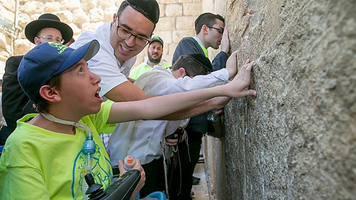 חתן בר מצווה בעל צרכים מיוחדים מארה"ב הגשים חלום: להתפלל בכותל