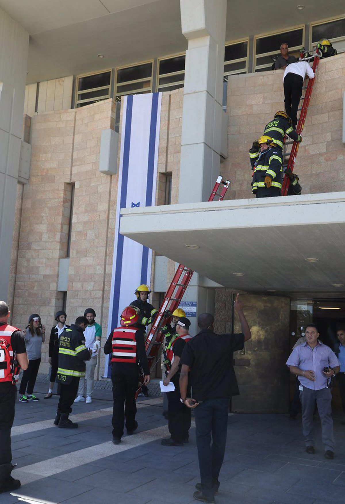 תרגיל חירום לאומי: תרחיש רעידת האדמה בדימונה - ביזה המונית • צפו