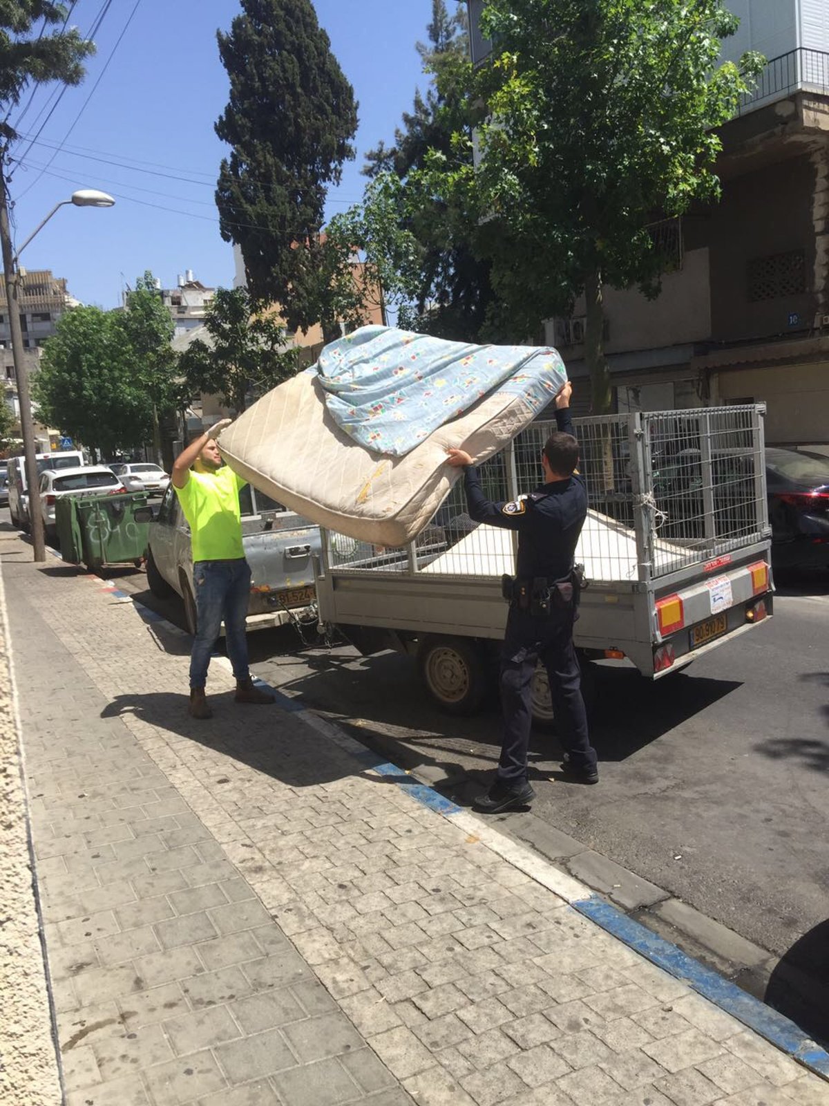 השוטרים התגייסו לטובת בית הכנסת הזנוח