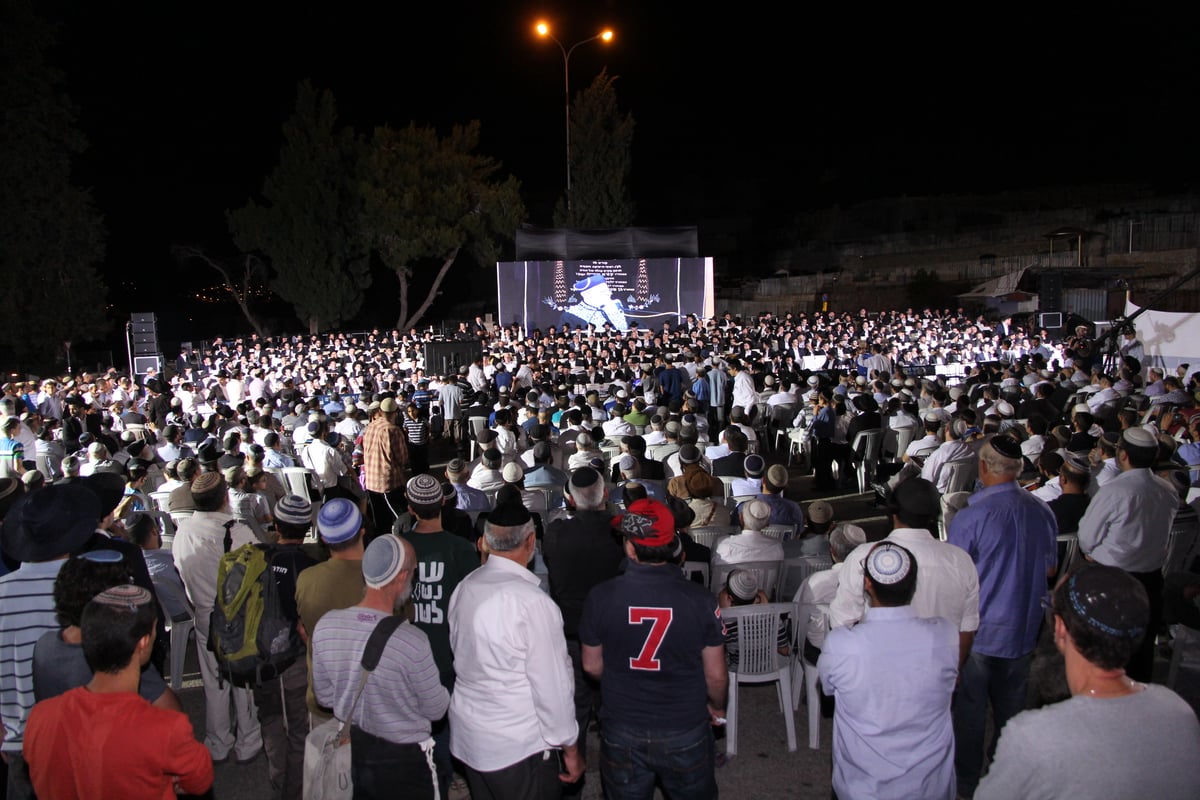 רבבות בהילולא של הרב מרדכי אליהו זצוק"ל