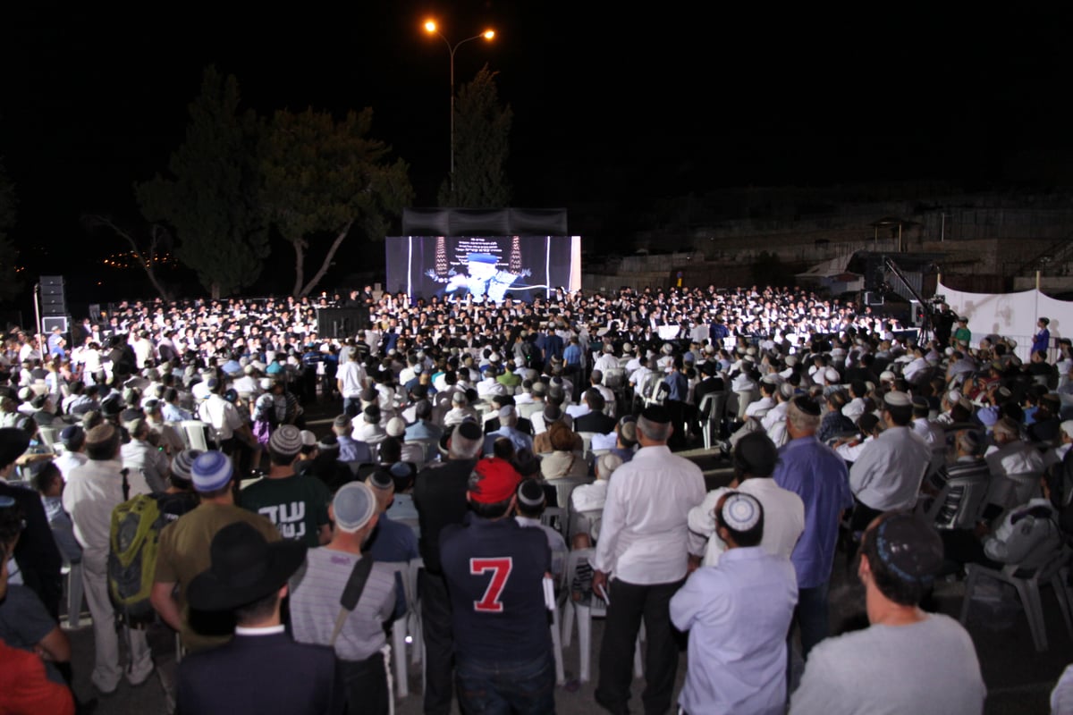 רבבות בהילולא של הרב מרדכי אליהו זצוק"ל