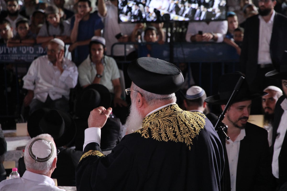 רבבות בהילולא של הרב מרדכי אליהו זצוק"ל