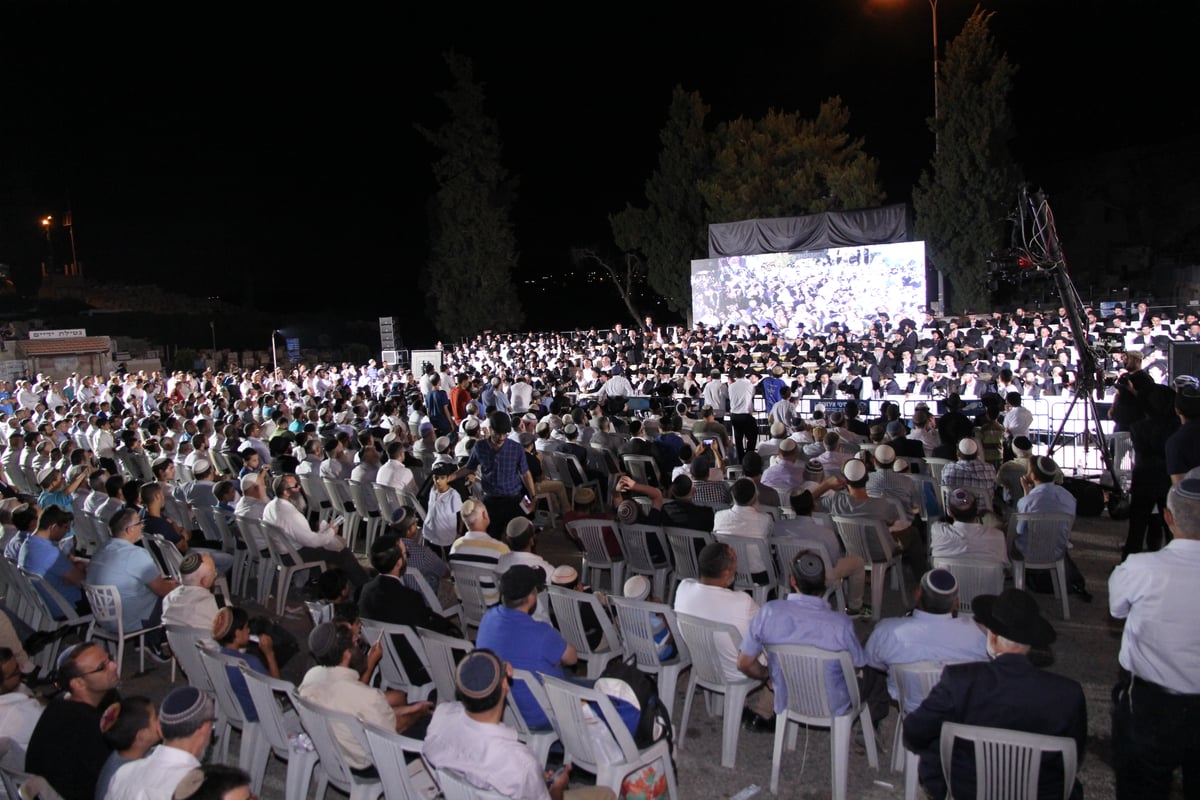 רבבות בהילולא של הרב מרדכי אליהו זצוק"ל