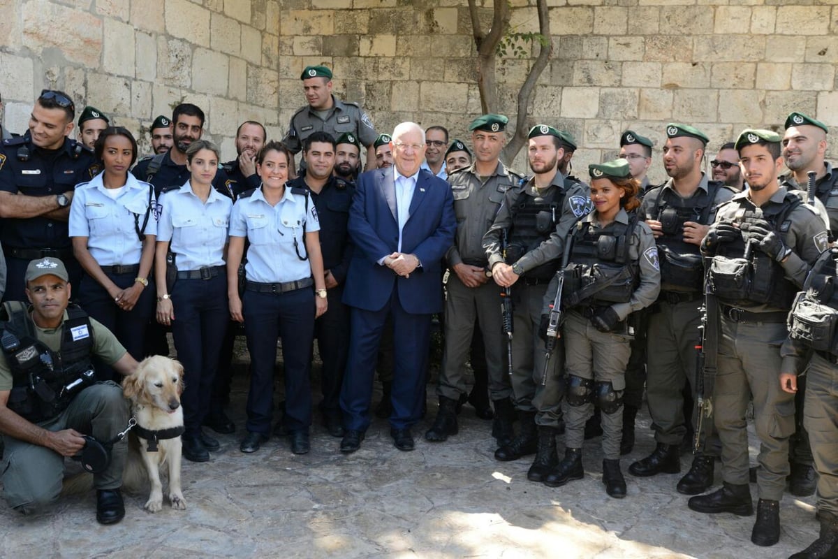 הנשיא ראובן ריבלין עודד את השוטרים בשער שכם