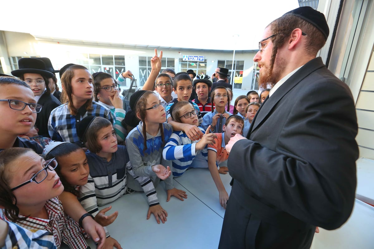 צפו: מאות ילדים חרדים בתור ארוך לקבלת ספינר חינם