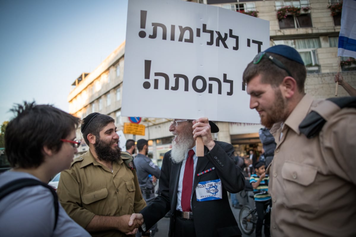 תשובה לאלימות: חרדים וחילונים צועדים בעד החיילים החרדים. צפו