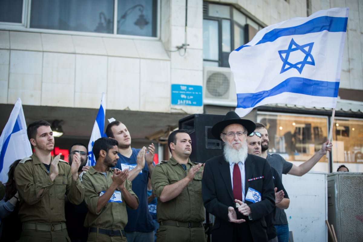 תשובה לאלימות: חרדים וחילונים צועדים בעד החיילים החרדים. צפו