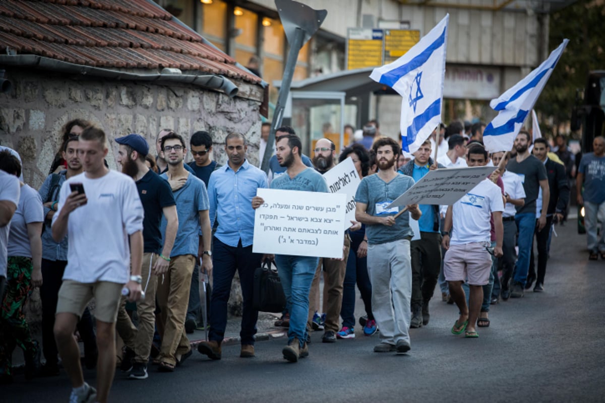 תשובה לאלימות: חרדים וחילונים צועדים בעד החיילים החרדים. צפו