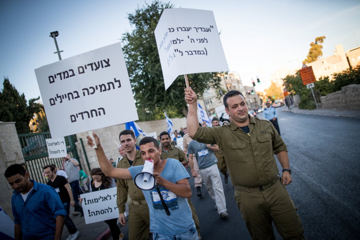 תשובה לאלימות: חרדים וחילונים צועדים בעד החיילים החרדים. צפו