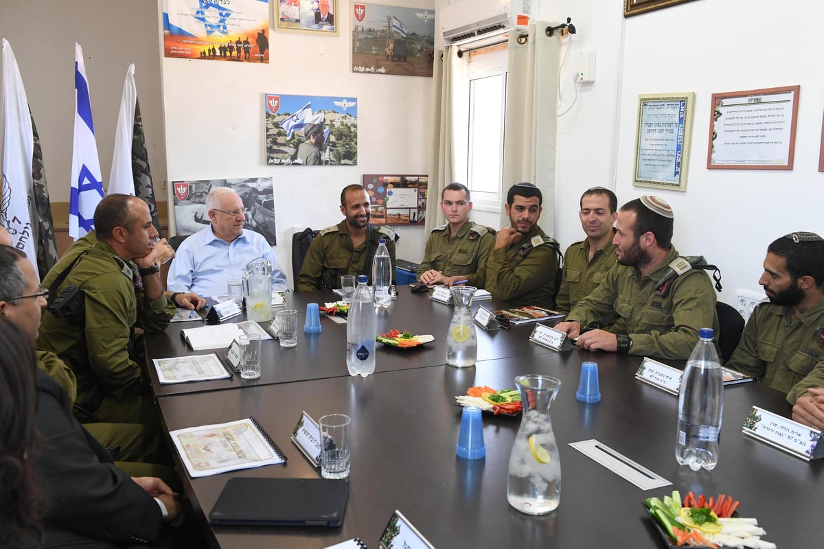 צפו: הנשיא ריבלין הצדיע לחיילים החרדים