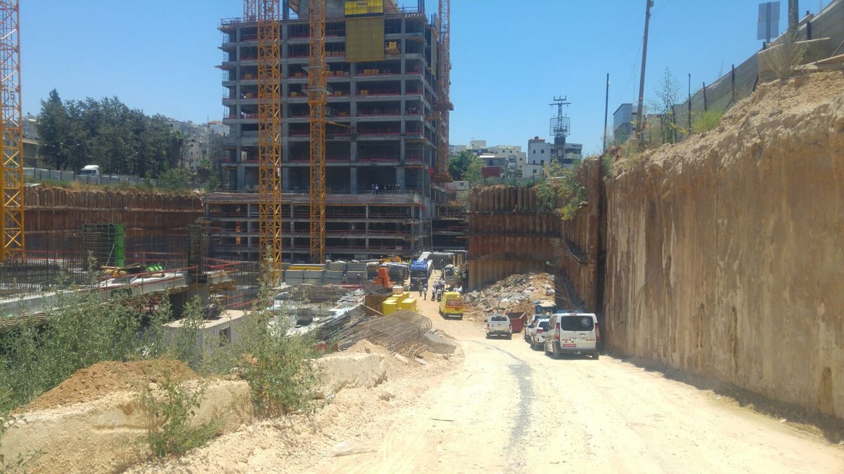 קורת בטון נפלה ממשאית ומחצה למוות פועל בבני ברק