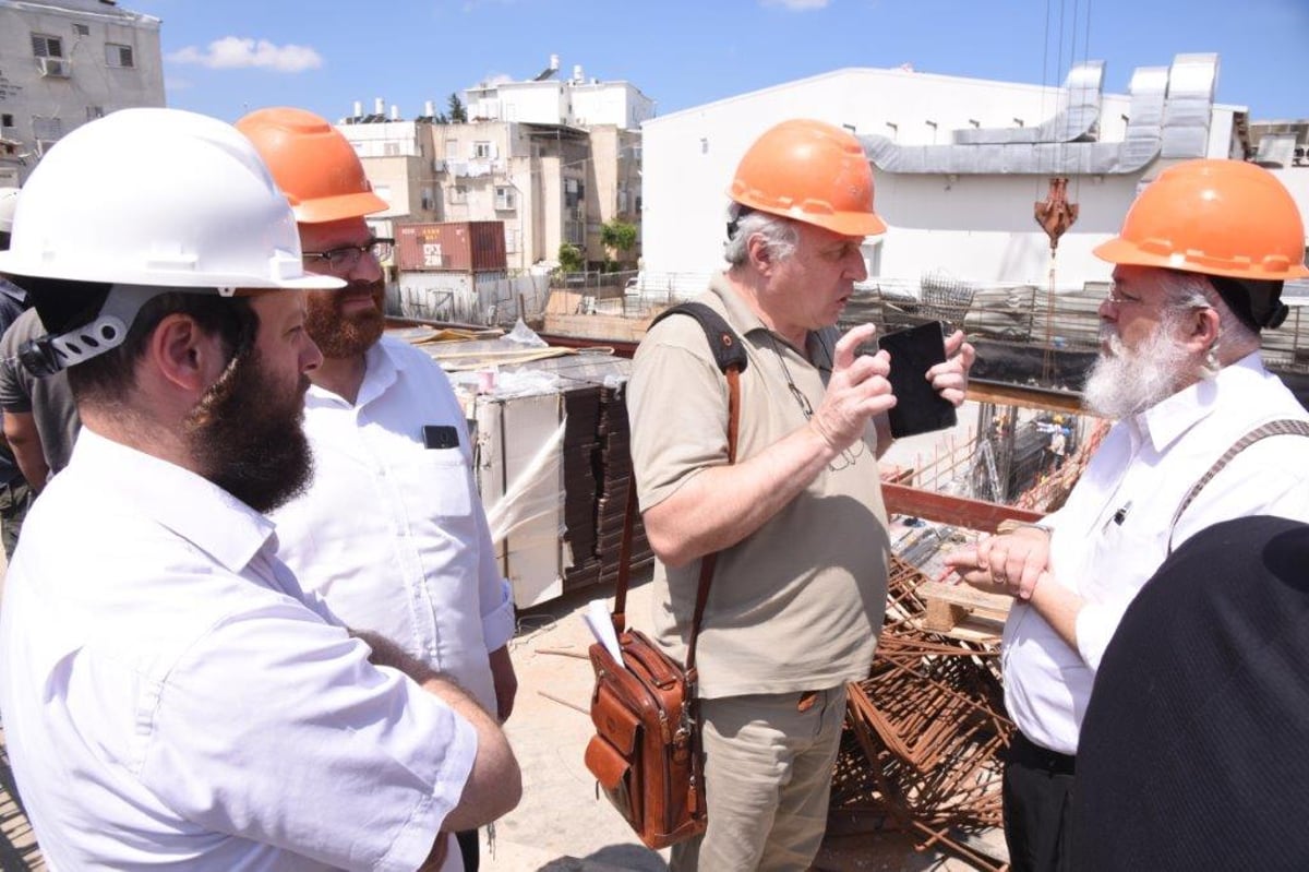 בניית בית המדרש הענק של ויז'ניץ בעיצומה