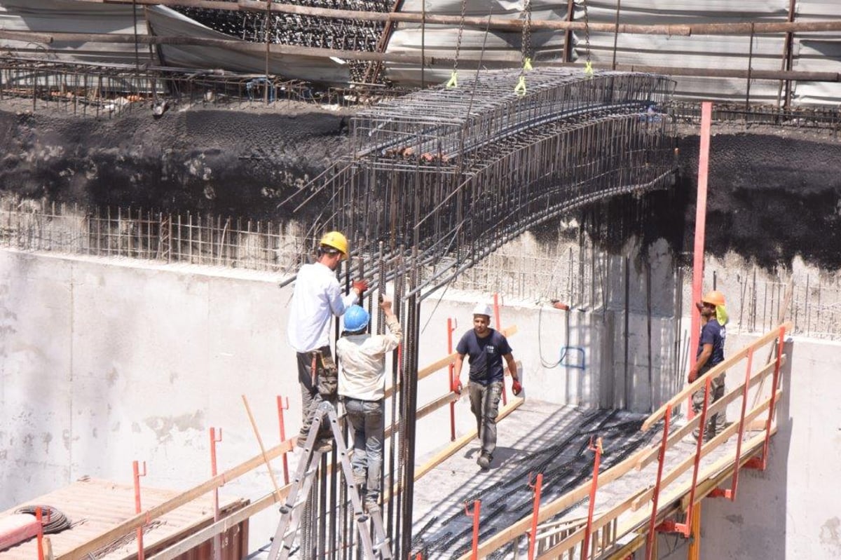 בניית בית המדרש הענק של ויז'ניץ בעיצומה