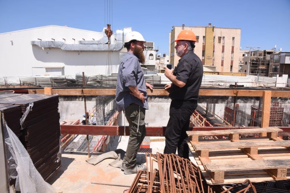 בניית בית המדרש הענק של ויז'ניץ בעיצומה