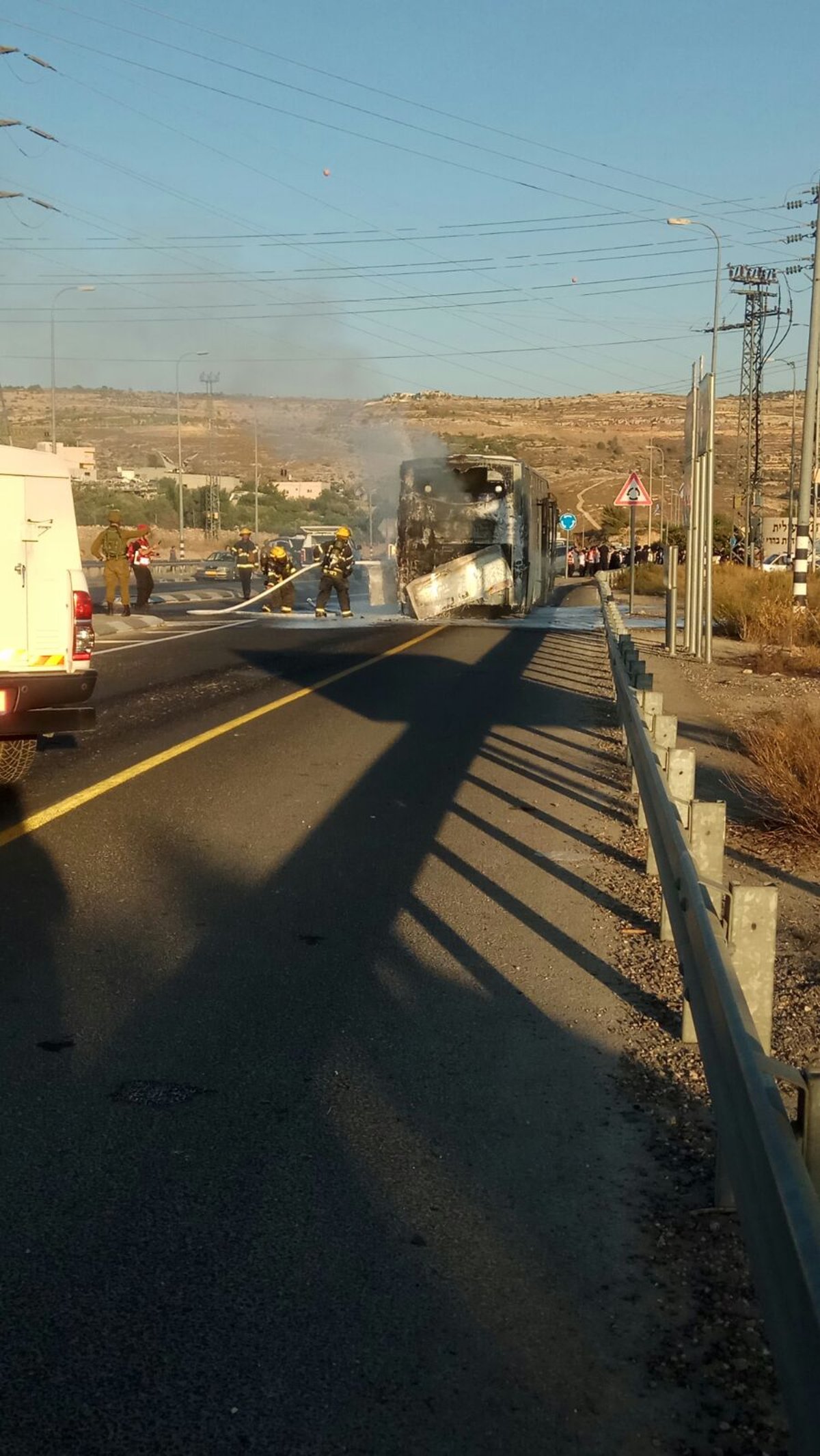 בנס נמנע אסון: אוטובוס עמוס נוסעים עלה בלהבות. צפו