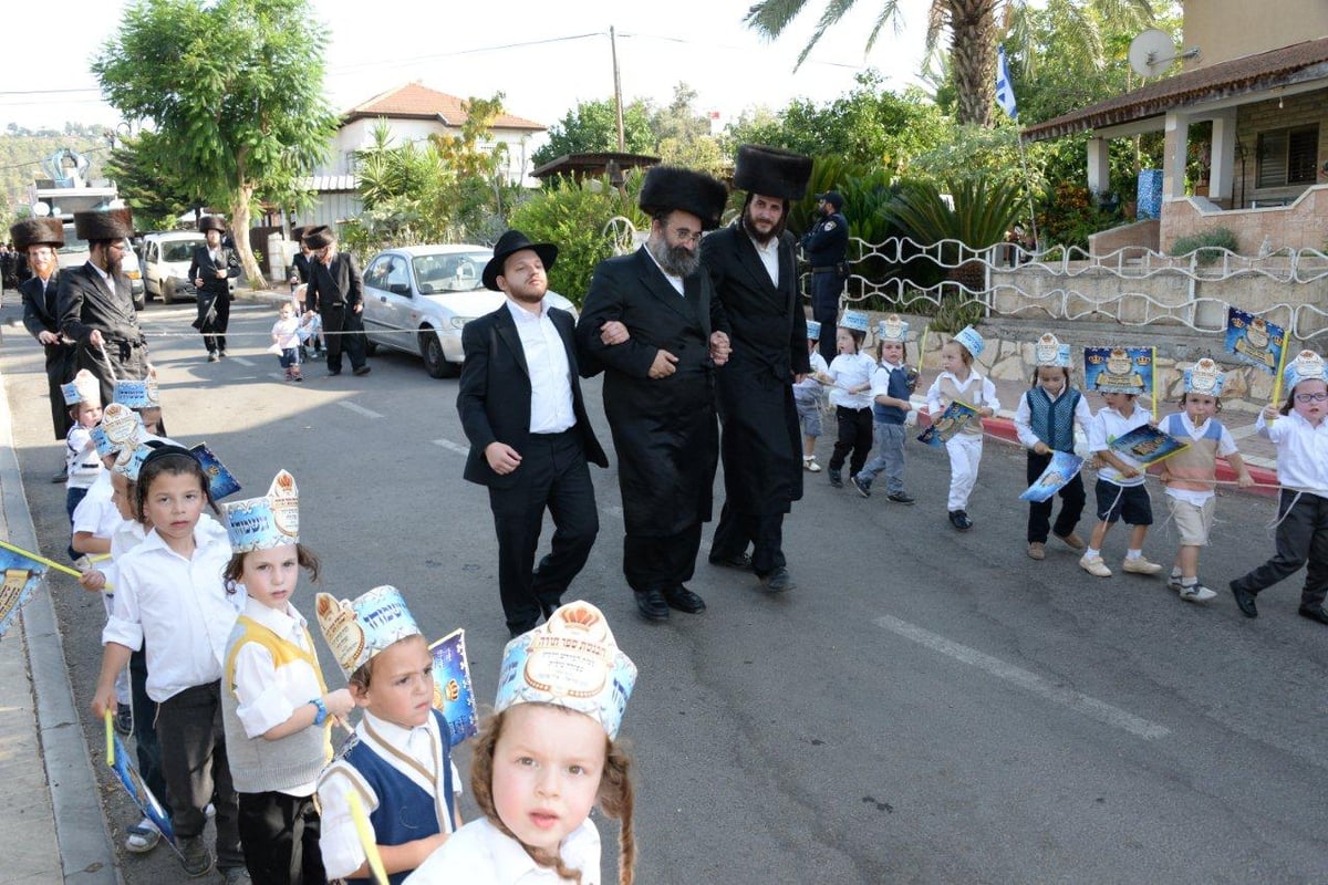 עפולה חגגה הכנסת ספר תורה • צפו בתיעוד