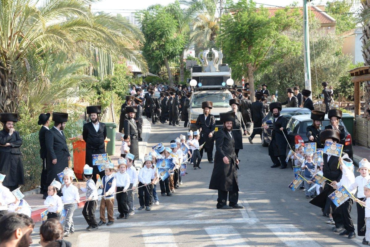 עפולה חגגה הכנסת ספר תורה • צפו בתיעוד