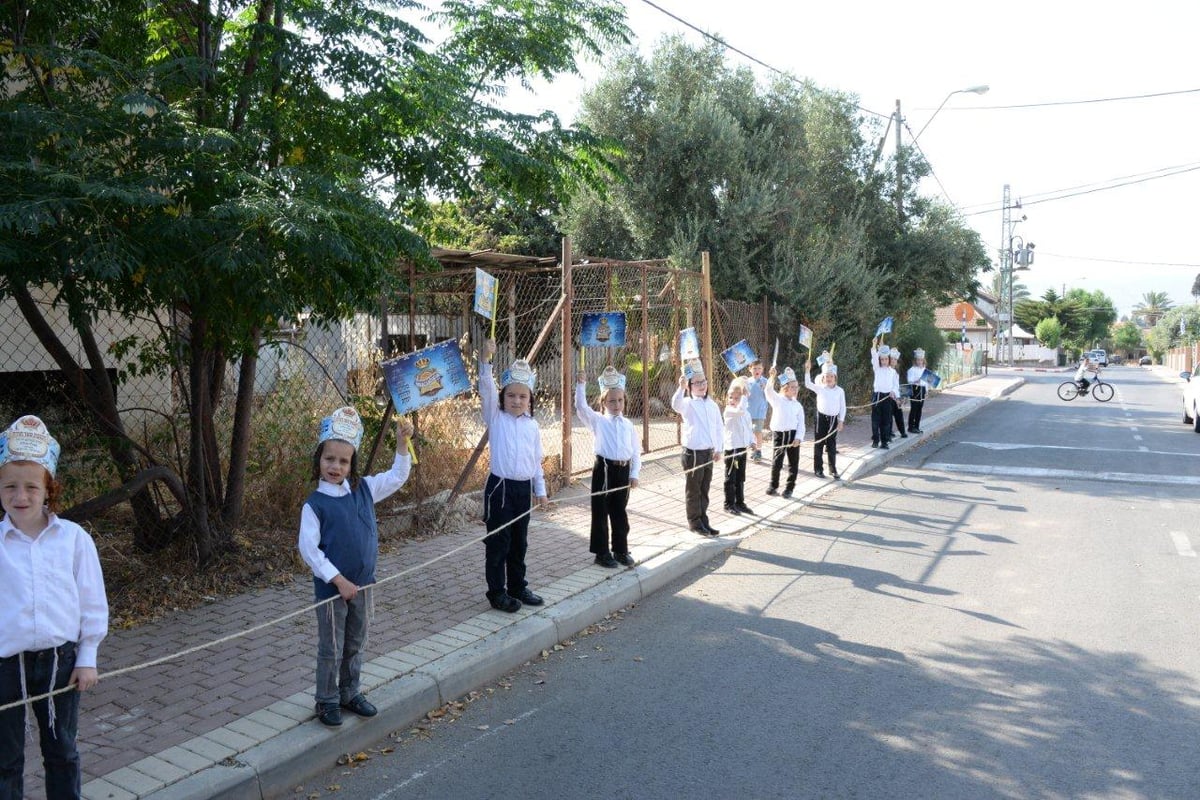 עפולה חגגה הכנסת ספר תורה • צפו בתיעוד