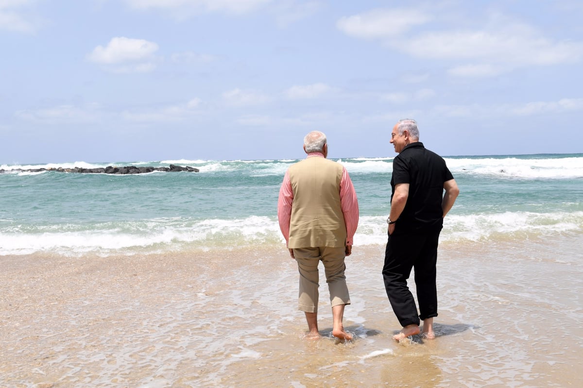 נתניהו ומודי שכשכו את רגליהם בים • צפו