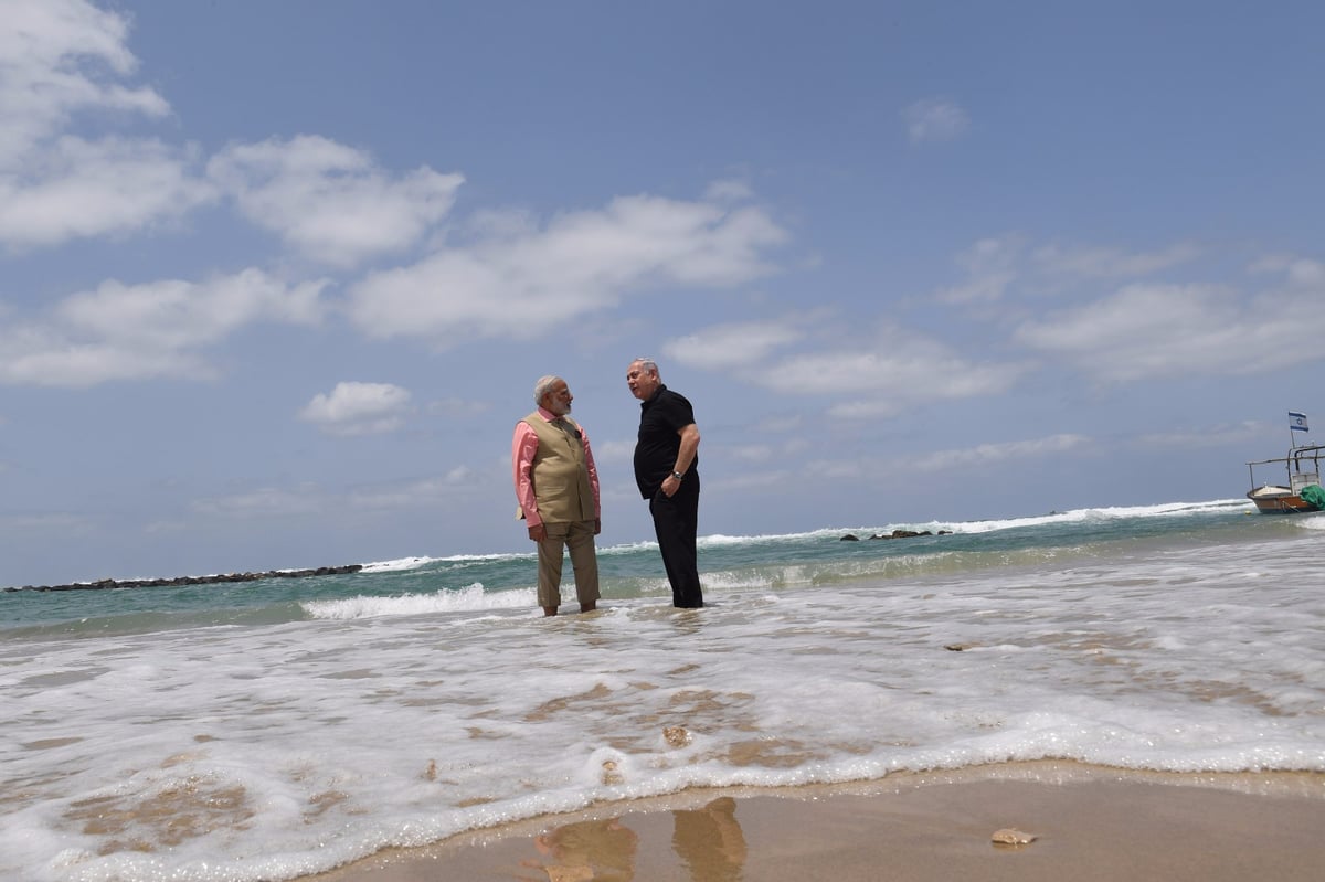 נתניהו ומודי שכשכו את רגליהם בים • צפו