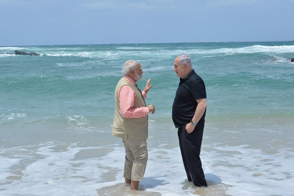 נתניהו ומודי שכשכו את רגליהם בים • צפו