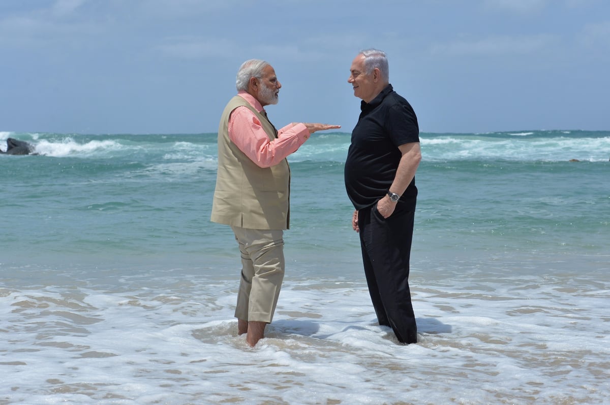 נתניהו ומודי שכשכו את רגליהם בים • צפו