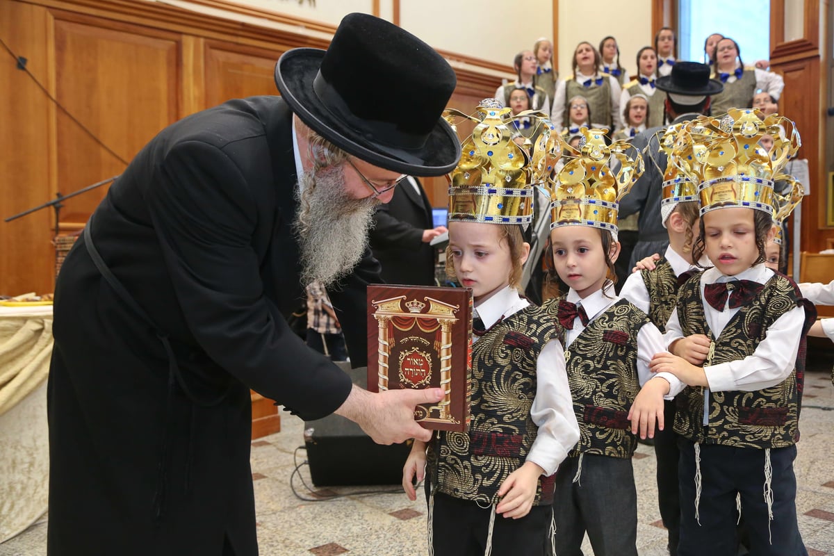 מסיבת חומש בחיידר תולדות אברהם יצחק • צפו