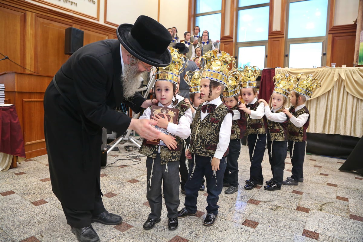 מסיבת חומש בחיידר תולדות אברהם יצחק • צפו