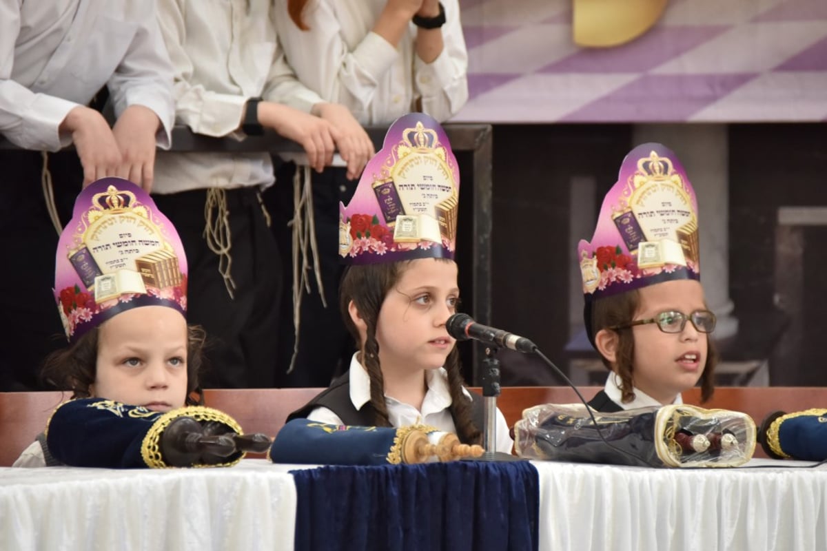 ילדי כיתה ג' בת"ת 'זיו התורה' חגגו את סיום חמישה חומשי תורה • גלריה