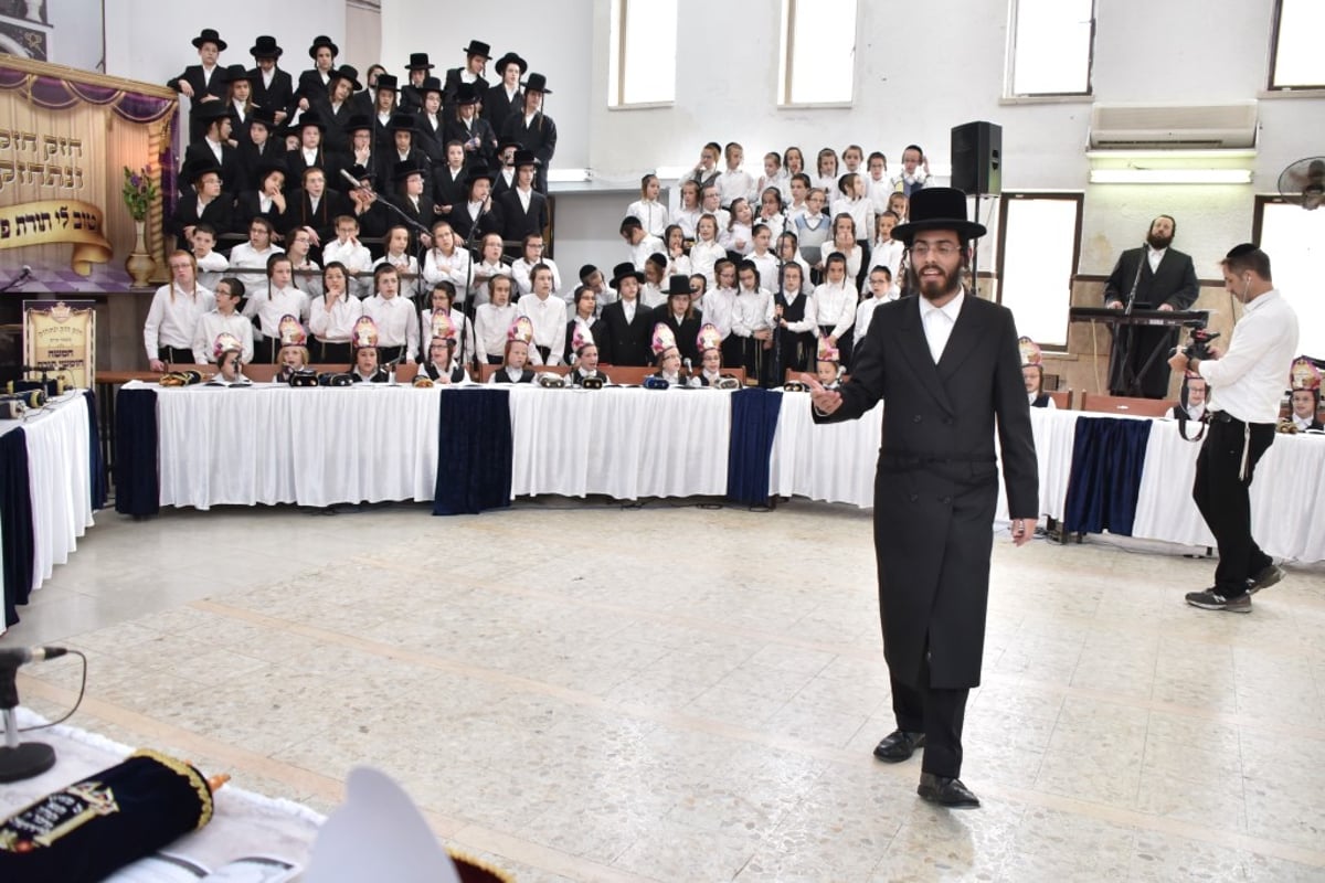 ילדי כיתה ג' בת"ת 'זיו התורה' חגגו את סיום חמישה חומשי תורה • גלריה