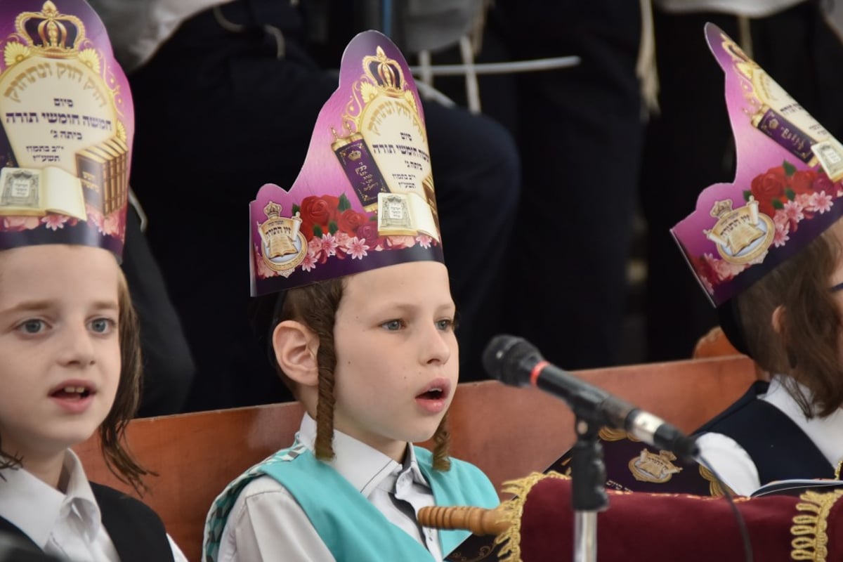 ילדי כיתה ג' בת"ת 'זיו התורה' חגגו את סיום חמישה חומשי תורה • גלריה