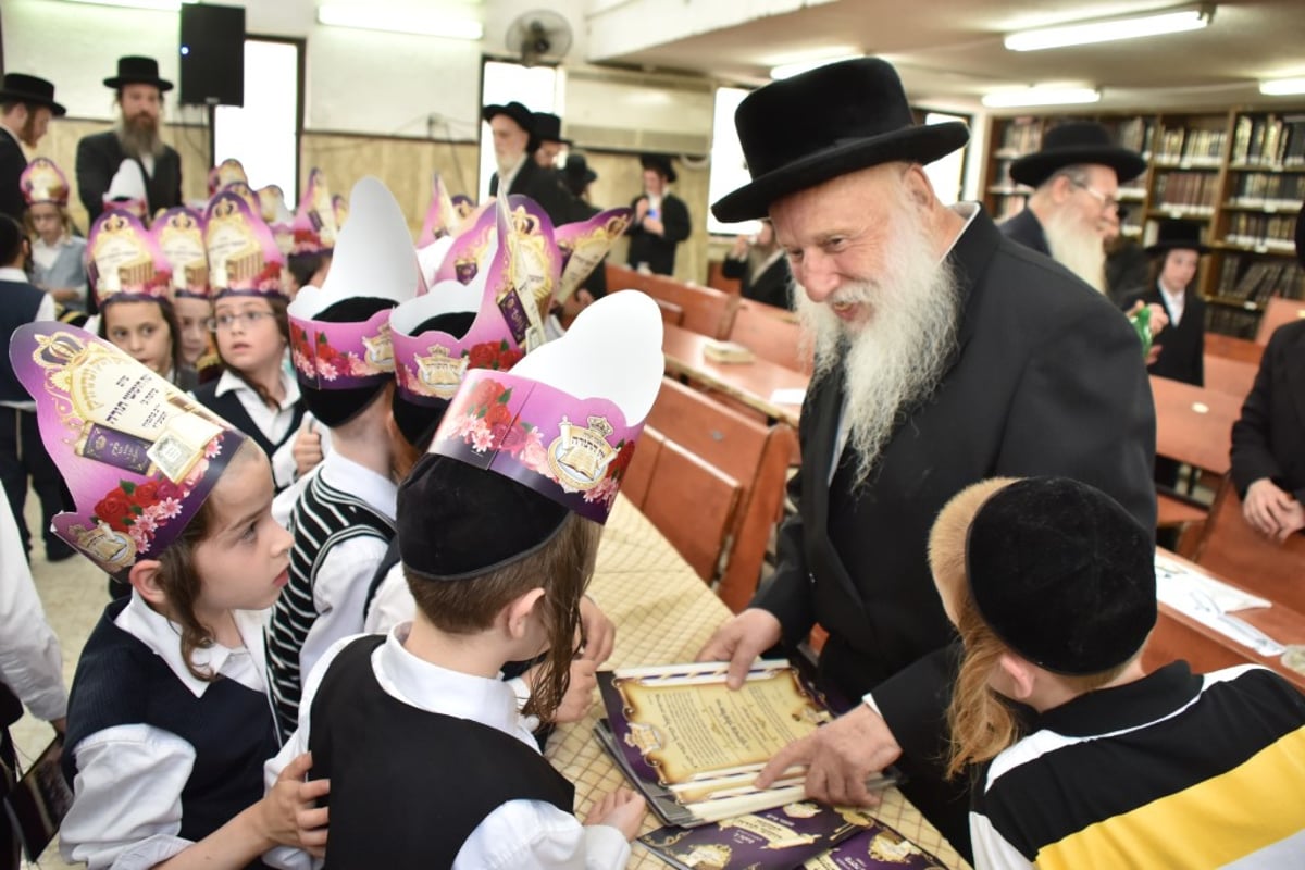 ילדי כיתה ג' בת"ת 'זיו התורה' חגגו את סיום חמישה חומשי תורה • גלריה