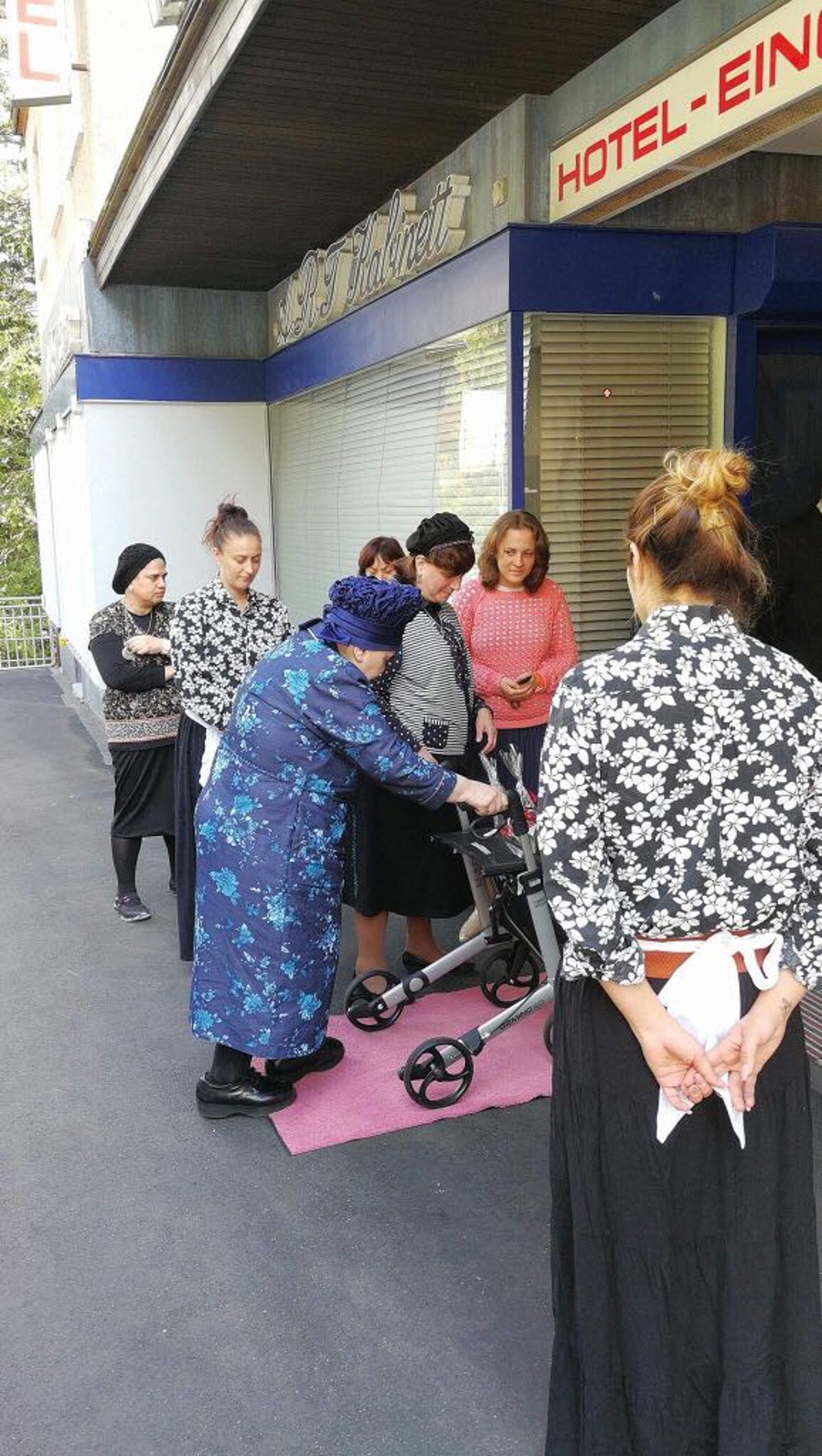 תיעוד: הרבנית מבעלזא יצאה לנופש בשוויץ