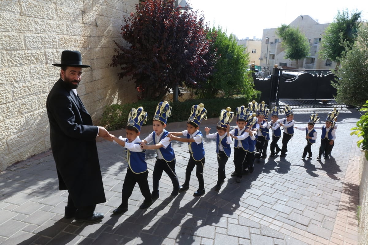 בני האברכים חגגו לראשונה מסיבת חומש • צפו