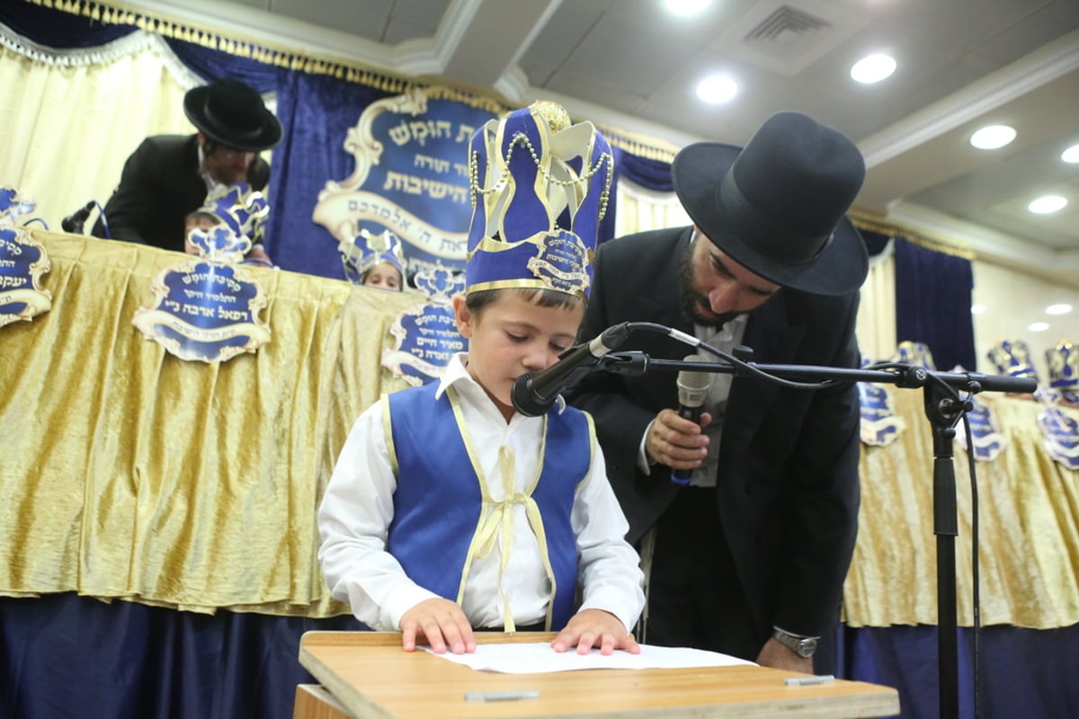 בני האברכים חגגו לראשונה מסיבת חומש • צפו