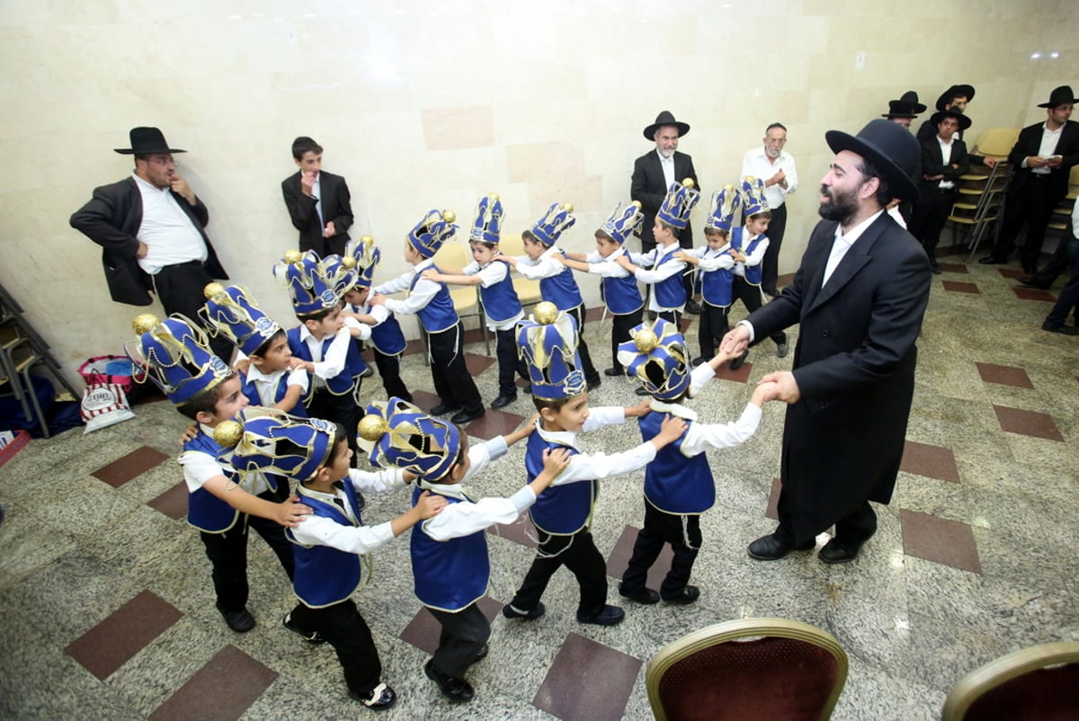 בני האברכים חגגו לראשונה מסיבת חומש • צפו